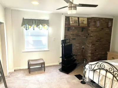 Downstairs of home 2-bedroom with AC, WiFi in  Red Bank. Private entrance. 레드뱅크 기차역 주변 호텔
