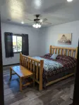 Charming 3-bedroom house with WiFi, AC minutes from Lake Oahe/ 3 stall garage Hotels in Hughes County