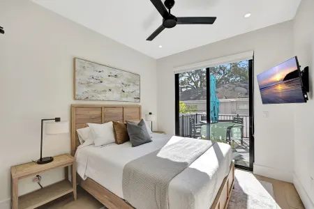 Chic Stay #2 Fenced Yard & Grill 2 blocks to Main St Downtown Dunedin Отели в г. Данедин