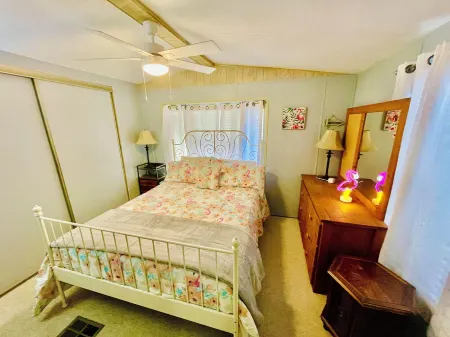 Charming 2/2 waterfront farm home with tons of TV stations, WiFi, dock, & more