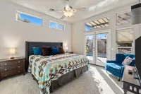 A Royal Desert Oasis with Epic Game Room - 3 stjerner