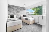 3-Bed House, Sleeps 5, Bham Airport, Parking Hotels in Fordbridge