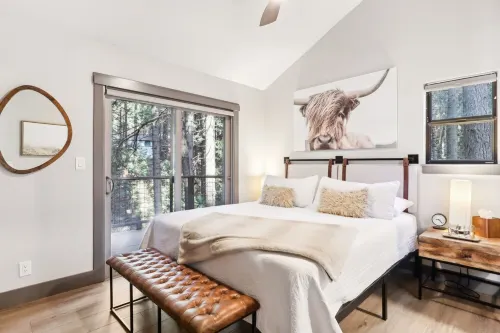Mountain modern cabin close to Apple Hill wineries and Sly Park Recreation area.