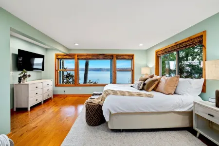 Great Views! Sleeps 10, Beachfront Hood Canal, Olympic NP, Kayaks, Game Room