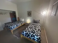 Large porch offers beautiful views of the lake. Enjoy unique interior design! โรงแรมใน