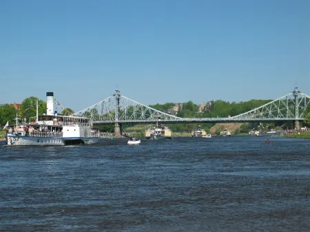 80 sqm spacious ambience in Loschwitz, garden & terrace, free parking Отели рядом с достопримечательностью «Шлос Пилльниц»