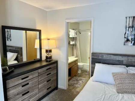 Eagle Point Resort Condo steps from Lodge & Ski Lift!