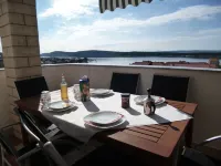 Red Jadro apartment, 250 from the sea, with 32m2 terrace Hôtels à : Barbat na Rabu