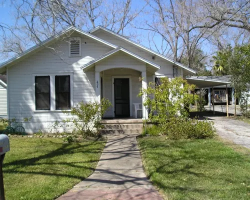 The Barta bungalow in Shiner Hotels in Lavaca County
