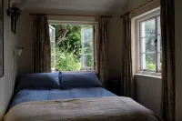 THATCHWAYS - Stunning traditional cottage overlooking the beach