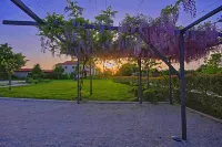 Charming Villa with Large Heated Pool, 2 Tennis Courts, Jaccuzzi Hotels in Butkovici