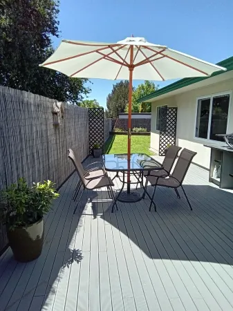 3 bdm pet friendly home in quiet street.No extra charge for cleaning or pets.