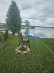 Beautiful Lakefront home, pets welcome, fully fenced, dock, kayaks, fishing!!