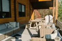 Cozy cabin minutes from downtown Midway, sleeps 17+