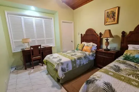 Private Pool & Garden - Tranquil Retreat Отели в г. Остров Парадайз