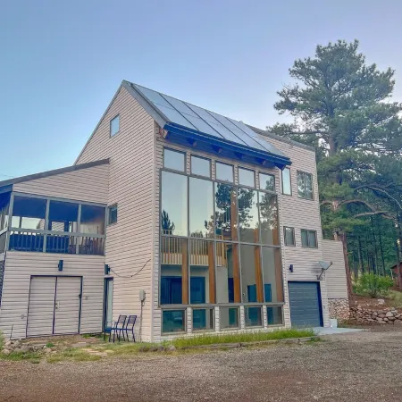 New listing! Modern ski retreat 2min to skiing! Dog friendly! 4bed3bath hottub