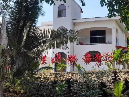 Beautiful house between beach and mountains