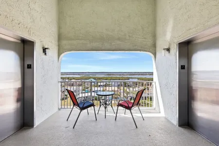 Dreamy Beach 2/2 Condo with Ocean & River Views Awaits! Отели рядом с достопримечательностью «Парк Ван Авеню»