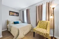 Thomas's Cozy Duplex - Centrally Located Hotels in Springfield