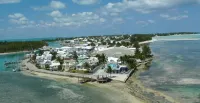 HIDDEN GEM.  Free Golf Car kayak boarding 2 Min.walk to SPANISH WELLS beach - Wifi