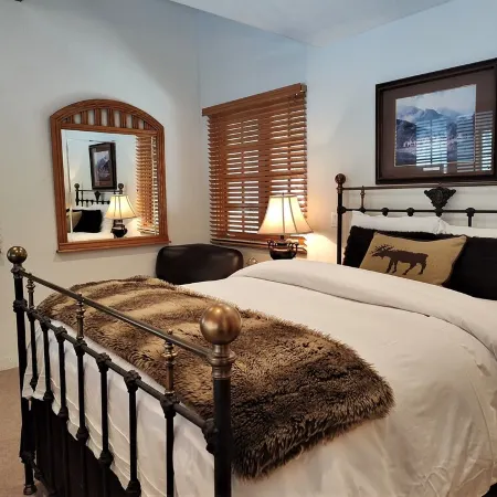 Spacious 5-Bedroom Vail Home • Private Hot Tub • on Free Shuttle Route