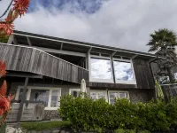 Whale Bay Surf House + Spa - Absolute Waterfront Hotels in Raglan