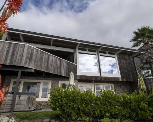 Whale Bay Surf House + Spa - Absolute Waterfront Hotels in Raglan