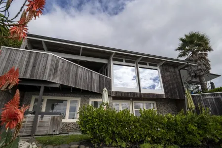 Whale Bay Surf House + Spa - Absolute Waterfront Отели в г. Раглан