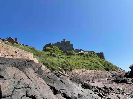 6 Gorey Pier Отели в г. St Martin