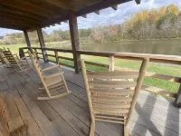 Cozy 2-bedroom cabin with WiFi, AC in welcoming Jamestown