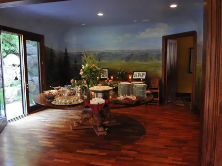 LUXURY, SECLUDED LODGE SKI AND SWIM