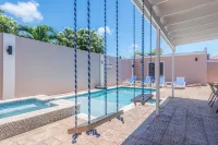 Dream Getaway in Palm Beach - pool, walk to beach, nightlife & restaurants.