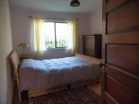 Spacious lakefront cottage, Salt Spring Island. Great sunsets, central location Hotels near Salt Spring Wild Cider House