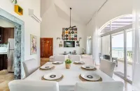 Refurbished BeachFront Penthouse - Music themed!