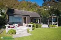 Beachside Bach - Long Beach - Absolute beachfront!  Great family holiday home. Hotels in der Nähe von Russell