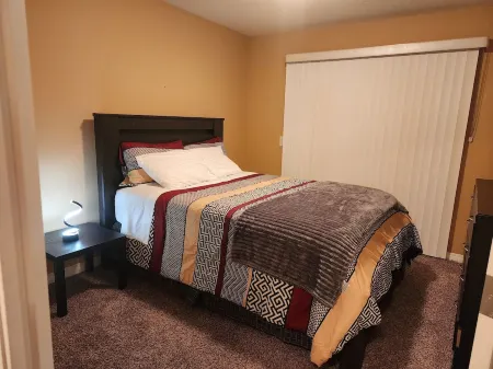 Beautiful updated home centrally located, close to General Hospital Отели рядом с достопримечательностью «Университет Реджайна»