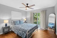 Quiet home near esplanade & tiger tail beach. heated pool & bikes