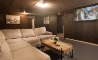 Spacious & Cozy ~ Mins to Downtown