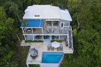 Stunning home. Amazing views,6 bdrm, private pool-Cruz Bay Rennovated, Generator โรงแรมใน