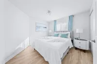 Peaceful - 4 bdrm home with fast WIFI free parking