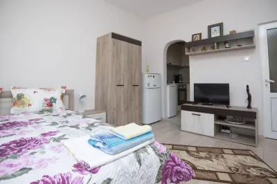 Lynn's Oasis-Ocean Touch in Core Downtown Hotels near Градински център Бургас Pro Plants