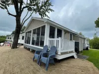 Cozy lakefront home on Ossipee Lake, w/beach, dock and amazing view. Hotéis em Ossipee