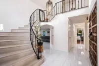 Central Location, Spectacular Views, Pool, Hottub