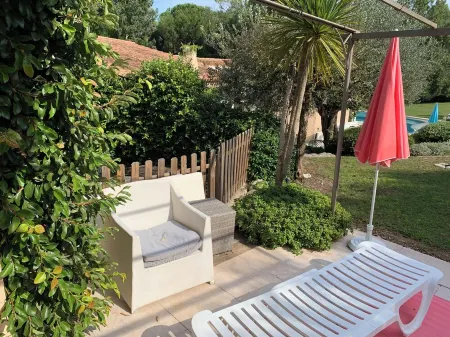 Large 600M2 property, tennis and 60sqm pool house with bar-kitchen on 10000 sqm