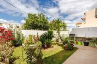 Monte S José House (3 suites. Large private garden and pool) in quiet location