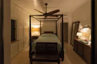 Verandah-style Living Overlooking Coral Bay