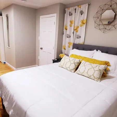 Newly renovated ocean view home 2 min to beach close to Boston Отели рядом с достопримечательностью «Пляж Нантаскет»