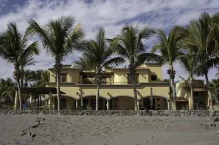 Escape To An Ocean Front Five Star Paradise : A 10 minute walk into Loreto