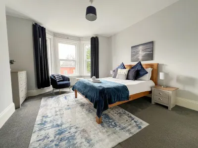 Bournemouth Holiday Home - short walk to beach Hotels near Royal Arcade