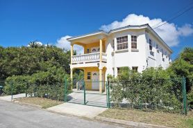 Modern Villa - UpstairsSt Philip Barbados, 5 min from Airport, AC, Wifi Parking